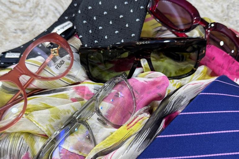 Come abbinare gli occhiali all’outfit: guida per look impeccabili